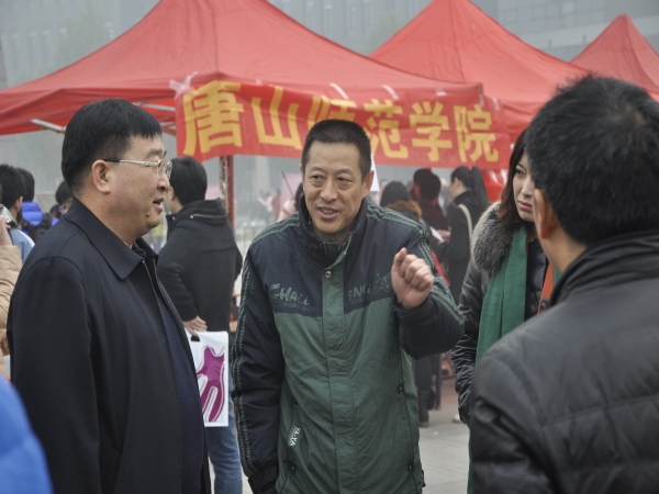 德赢官网师生踊跃参加河北师范大学2014届毕业生供需洽谈会