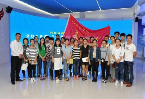 德赢官网师生参加2015年“全国科普日”暨唐山科普节开幕式活动