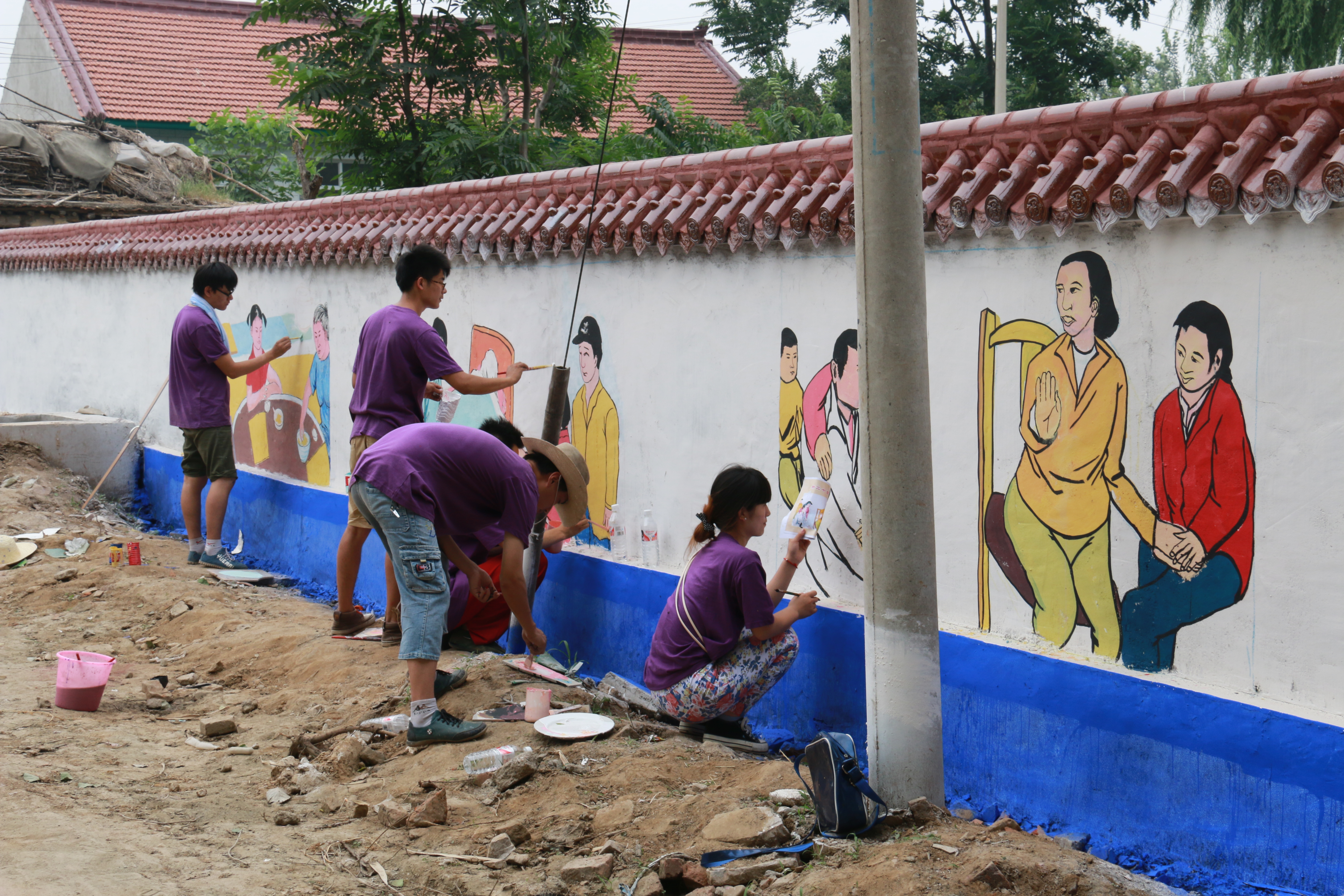 德赢官网美术系师生为吴家坑村义务绘制文化墙