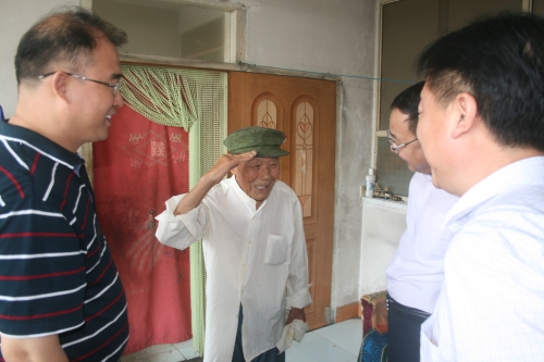 德赢官网驻村工作组慰问石门子村抗战老兵