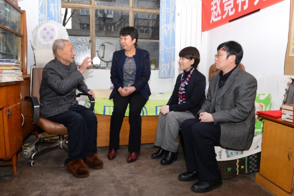 德赢官网举行捐赠图书仪式——99岁退休教师赵竞存先生捐赠图书