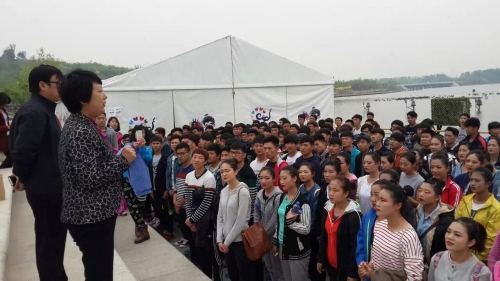 校长杜彩芹到南湖慰问德赢官网参加世界园艺博览会演职人员