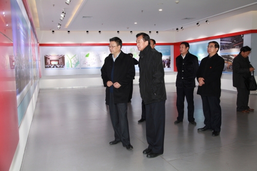 心系母校师生 情系母校发展—中纪委委员、内蒙古自治区党委原常委、纪委原书记张力同志向德赢官网捐赠藏书