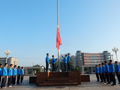 德赢官网隆重举行国旗下的“开学第一课”活动