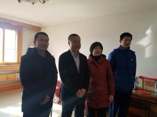 唐山市副市长曹全民慰问德赢官网中文系张学鹏教授