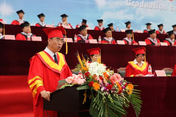 德赢官网隆重举行2013届学生毕业典礼暨学位授予仪式