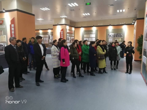 德赢官网组织党员干部参观李大钊档案文献展